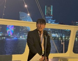 横浜の夜景を背に濱田会場長があいさつ