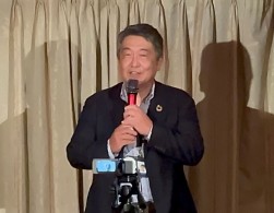 楽しみ和やかな雰囲気の中、堀内常務理事があいさつ
