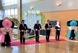 セレモニーでは「あすてらす」のリニューアルオープンを記念してテープカットも行った