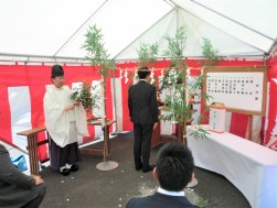新美会場長が玉串奉奠を行った