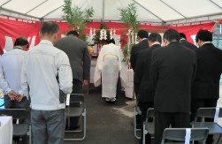 同社や建築業者などが一堂に会して起工式
