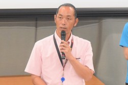 セリ前にあいさつを述べる中川流通委員長