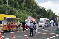 ４台のキッチンカーが来場