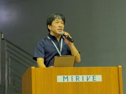 あいさつに立つ矢島執行役員