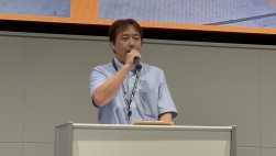 あいさつに立つ沖中会場長