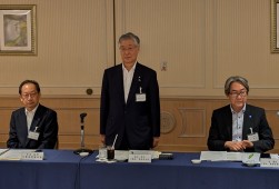 記者会見で抱負を述べる喜谷辰夫会長