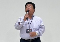 あいさつに立つ長嶋理事長
