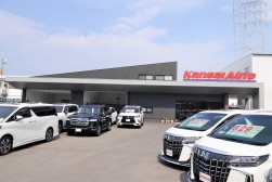 平野店には高額車を中心に展示している