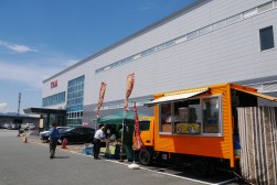 会場前にはキッチンカーが出店
