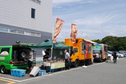 会場前にはキッチンカーが出店