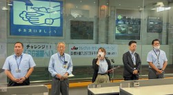 左から笠原副理事長、鎌田理事長、吉野さん、實方副理事長、森流通本部長