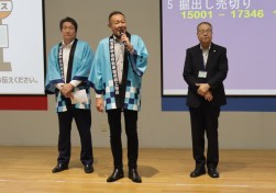 セレモニーで謝辞を述べる佐藤社長