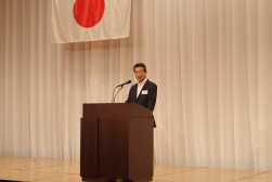 祝辞を述べる海津博会長