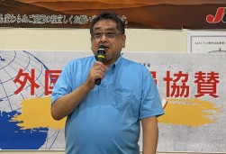 あいさつに立つ千﨑理事長