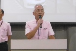 セリ前にあいさつを述べる中部ブロック長の横山氏