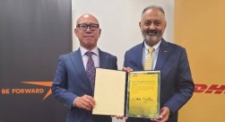 写真左から山川社長、トニー・カーン社長