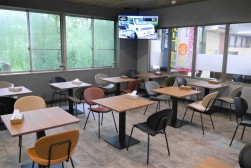 食堂は大幅リニューアルしカフェのような空間に