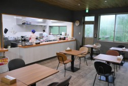 食堂は大幅リニューアルしカフェのような空間に