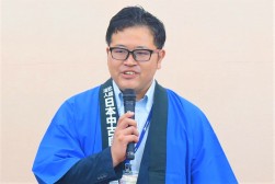 セリ前にあいさつを述べる谷青年部会長
