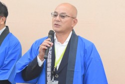 あいさつを述べる加藤理事長