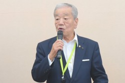 あいさつを行うＪＵ中販連・松本副会長