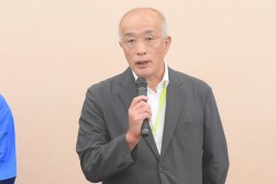 あいさつを行うＪＵ中販連・奥村流通委員長