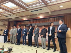前夜祭では各県青年部会長があいさつ