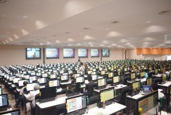 早朝から多くの会員が訪れた