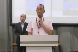 あいさつを述べる中川流通委員長