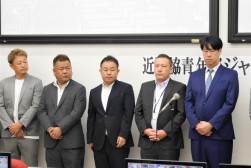 北海道、東北、関東甲信越、中部、中四国ブロックの代表幹事が壇上に上がった