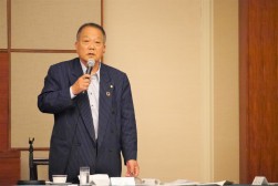 合同会議冒頭、上田会長があいさつを述べた