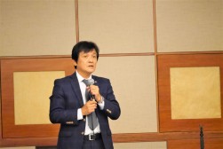 岡小売振興委員長があいさつを述べた