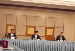 左から小松金融委員長、岡小売振興委員長、上田会長