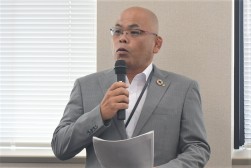セリ前にあいさつを述べる浦田常務理事
