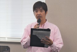 あいさつを述べる井出会場長