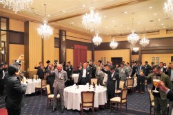 今北指導環境委員長代行による力強い乾杯の発声で意見交換会はスタート