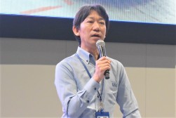 セリ前にあいさつを述べる瀬田社長　