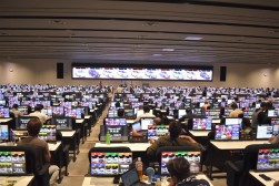 早朝から多くの会員が訪れた