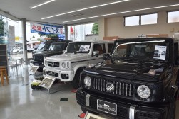 ドレスアップされた展示車が並ぶショールーム