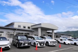 会場前には高級車が並んだ