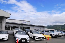 会場前には高級車が並んだ