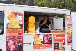キッチンカーが来場者をもてなした