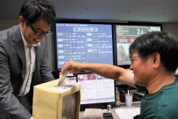 会場内では松岡指導環境委員長がチャリティ募金活動