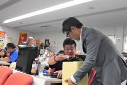会場内では松岡指導環境委員長がチャリティ募金活動