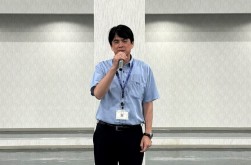 あいさつに立つ堂薗会場長