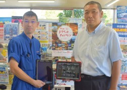 射水自動車・高長晴雄社長（右）