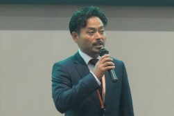 セリ前にあいさつを述べる村井青年部会長