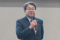 あいさつを述べる横山理事長