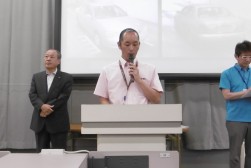 セリ前にあいさつを述べる中川流通委員長