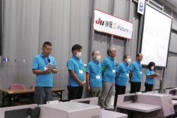 あいさつを述べるＪＵ静岡・事務局営業の押尾主任